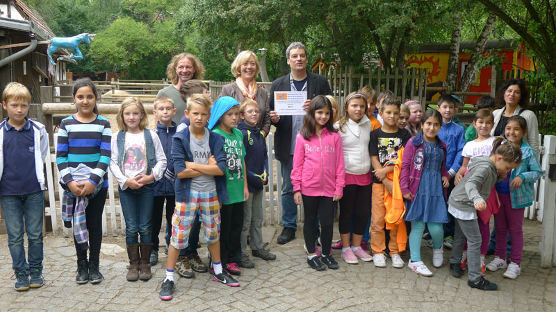 Spende der Maria-Montessori-Grundschule an den Kinderbauernhof der ufa-Fabrik @ Heide Simbritzki-Schwarz 2013